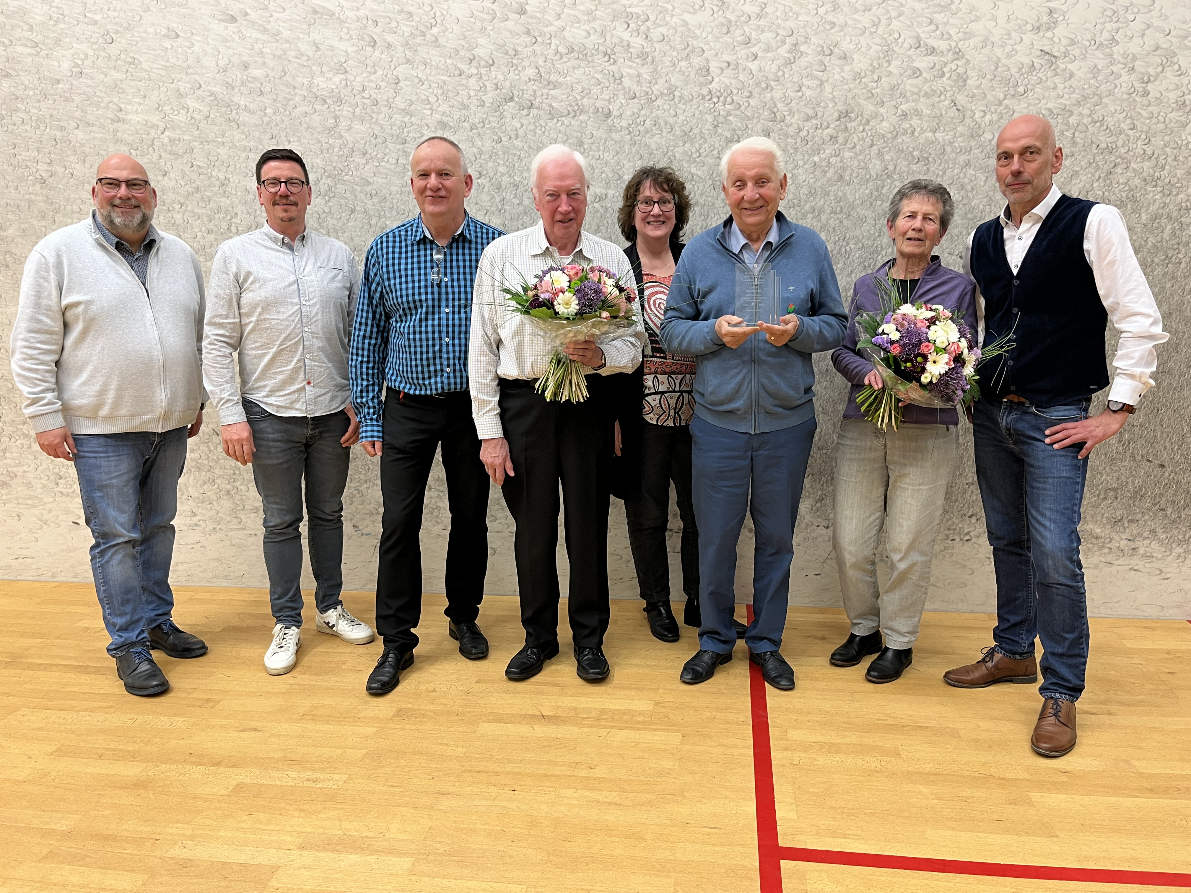 Gemeinsames Foto der ausgeschiedenen und neuen Vorstandsmitglieder